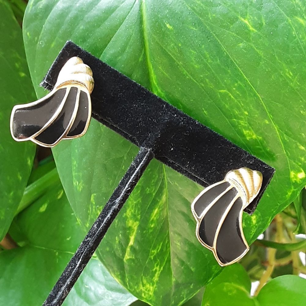 VTG TRIFARI BLACK ENAMEL GOLD TONE PIERCED EARRINGS